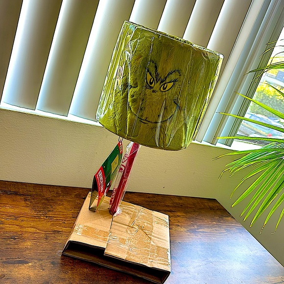 Grinch Fuzzy Face Lamp - Picture 6 of 10